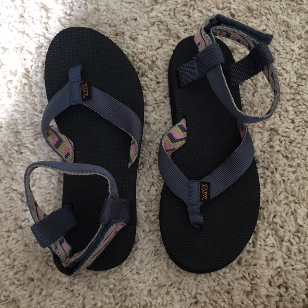 EUC gently worn Teva sandals! Size 8